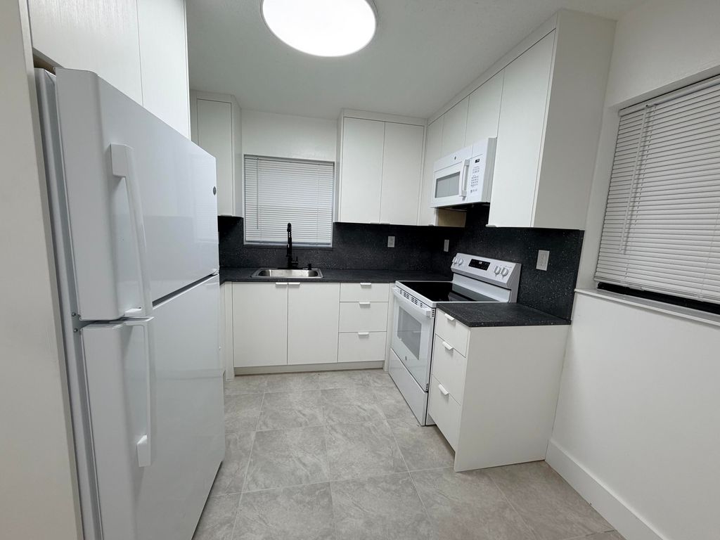 220 NW 12th Ct APT 3, photo 9