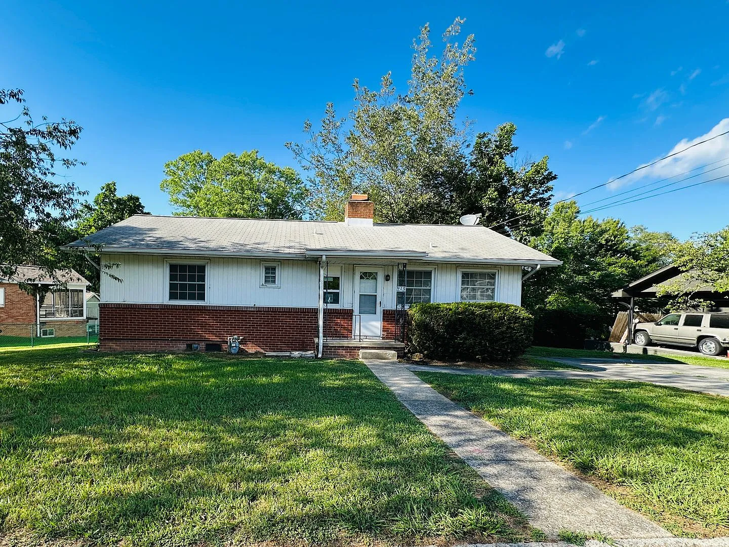 Charming 3-Bedroom Bungalow with Screened Back Porch & Wood Fireplace — Photo 1