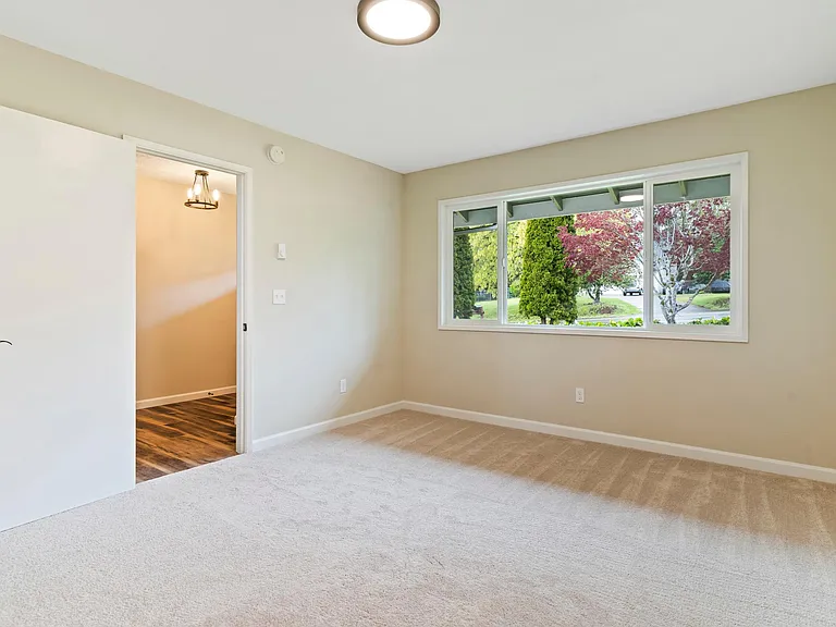 2615 E McLoughlin Blvd — Photo 6