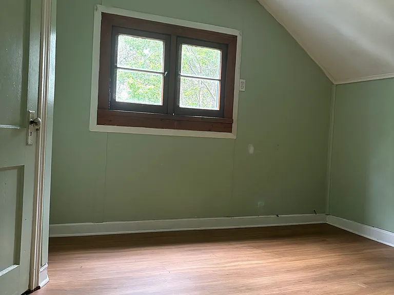 103 Hastings Ave — Photo 9