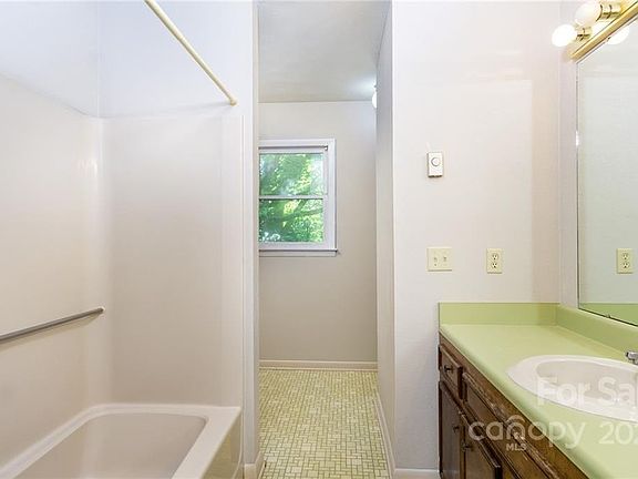 5th image of 17 Mountain Dr #1