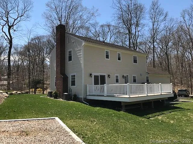 21 Twin Hills Rd — Photo 2