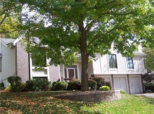 1011 N Woodridge Ln, Liberty, MO 64068