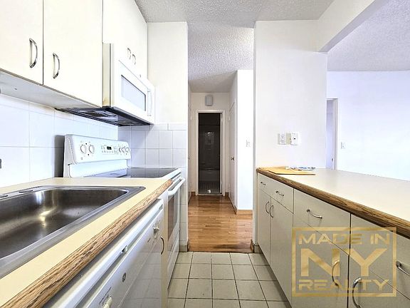 5th image of 2540 Shore Blvd APT 5N