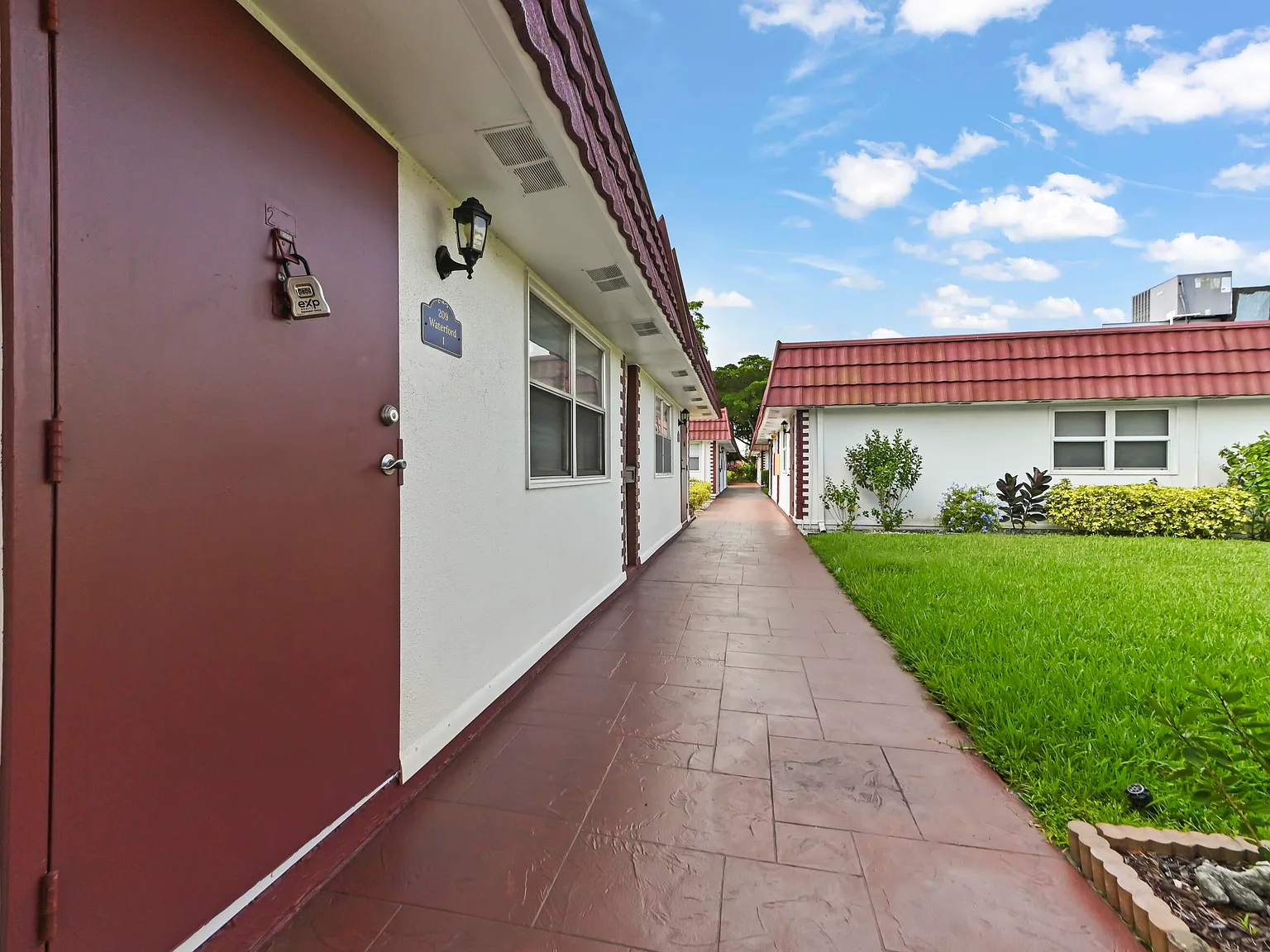 2 bed, 2.0 bath, 880 sqft, $1,600 — Photo 2