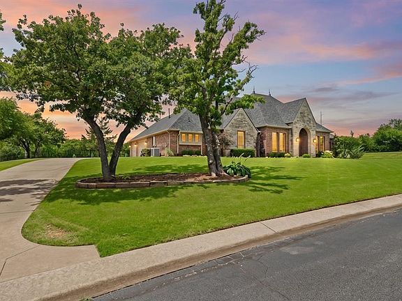 4th image of 2209 Crestwood Dr