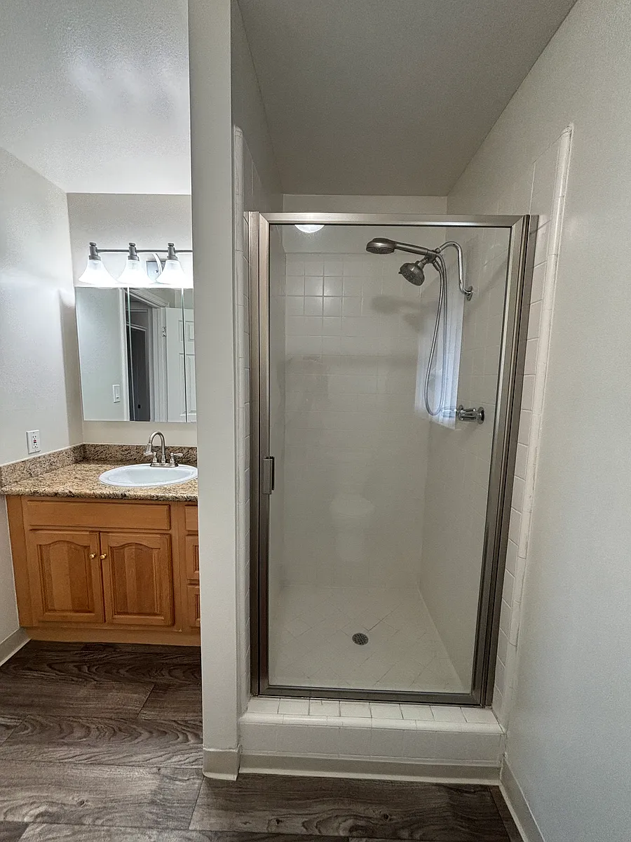 Building Photo - 550 Tyndall St #4