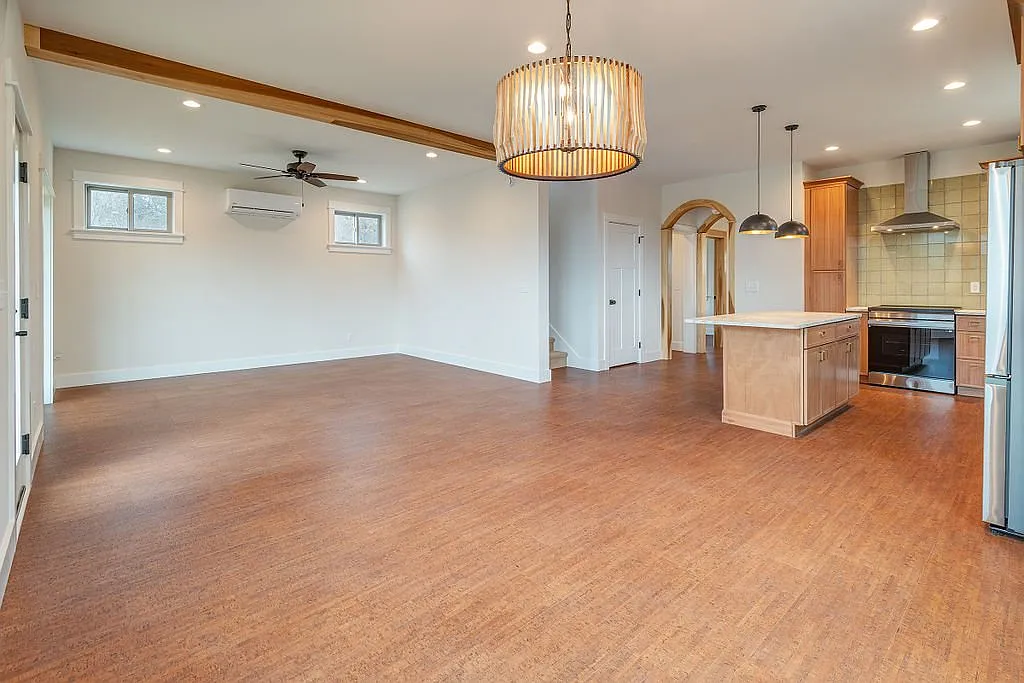 3 bed, 2.5 bath, 2012 sqft, $2,800 — Photo 4