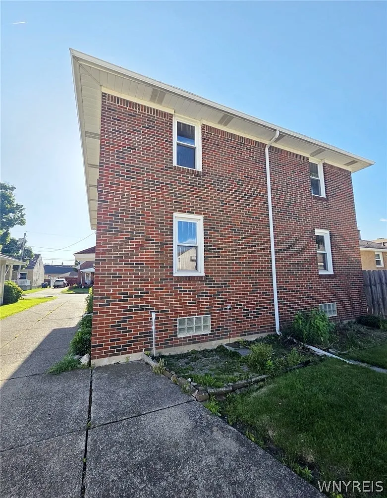 3 bed, 1.0 bath, 2704 sqft, $1,550 — Photo 4