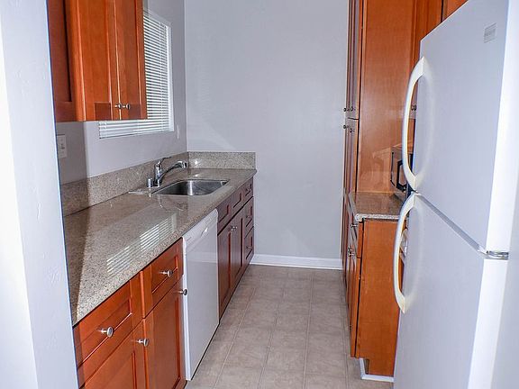 4th image of 810-812.5 Niantic Ct