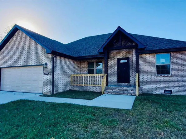 2210 Cherry Blossom Cir, Lebanon, MO 65536