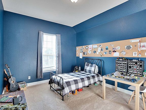 Up Boy's bed1 walk-in close
