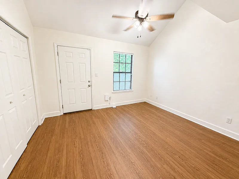 2 bed, 2.0 bath, 896 sqft, $1,300 — Photo 4