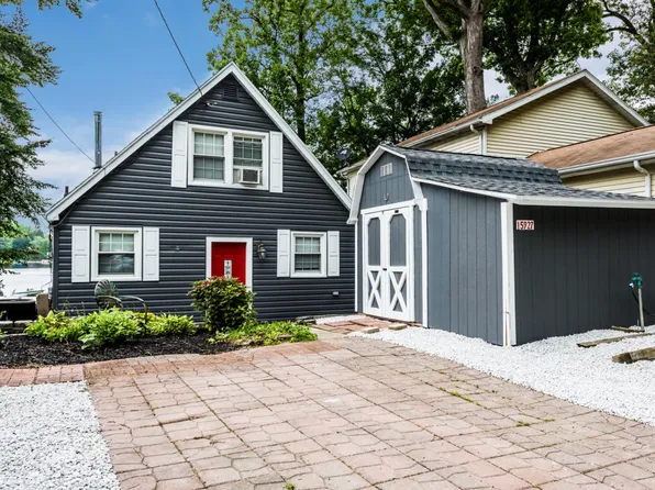 15927 Lakeview Dr, Buchanan, MI 49107