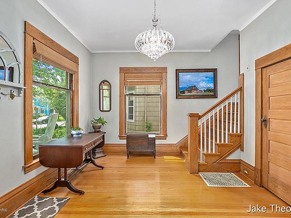 3rd image of 335 Carlton Ave SE