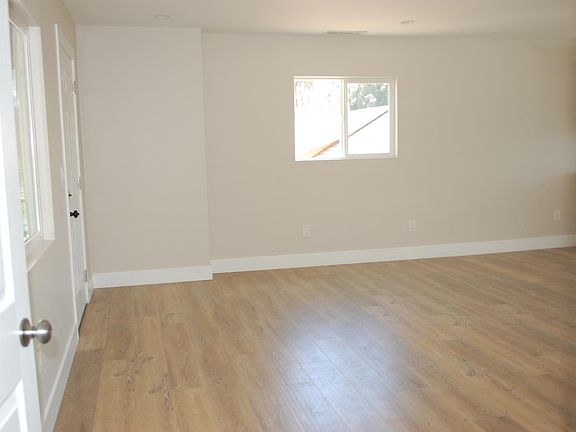 3rd image of 834 E Avenida De Los Arboles