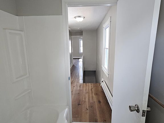 4th image of 109 Logan St