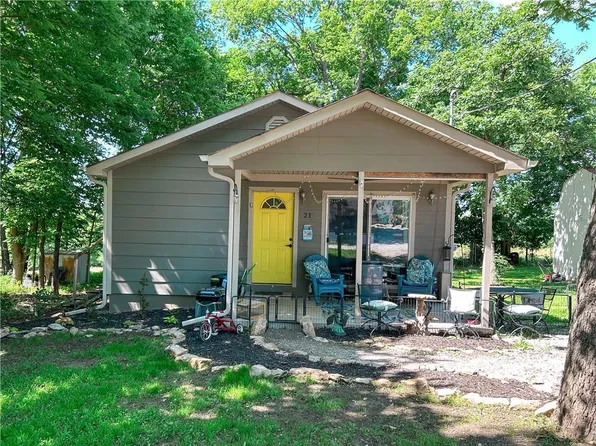 21 Oak Crest Dr, Linn Valley, KS 66040