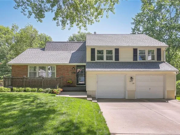 8821 Newton Dr, Overland Park, KS 66212