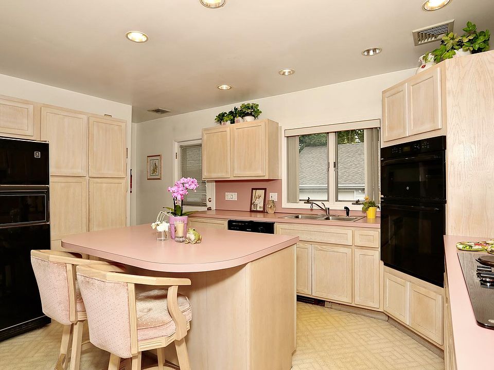 w/door out to Deck & Yard!