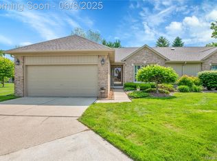 41264 Hunters Ridge Dr, Clinton Township, MI 48038