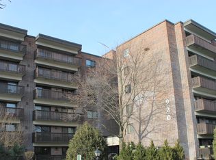 920 Vose Dr APT 102, Gurnee, IL 60031