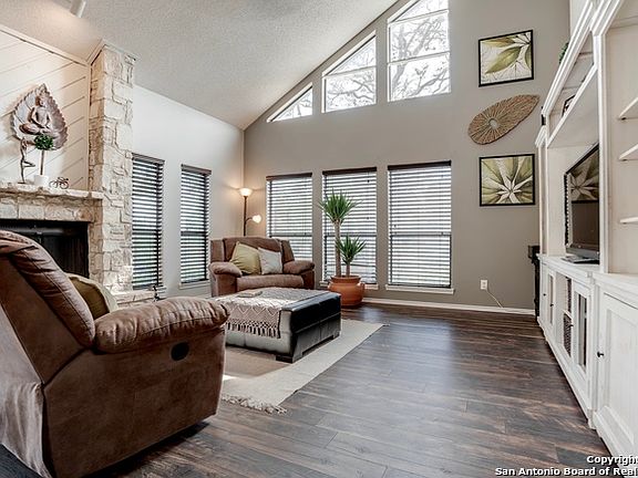 4th image of 2031 Encino Belle St
