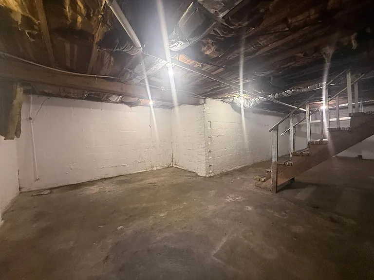 100 Davis Ave — Photo 29