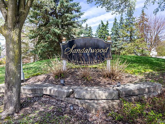 3rd image of 955 Sandalwood Dr