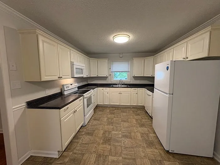 3 bed, 1.5 bath, 1081 sqft, $1,250 — Photo 4
