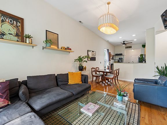 4th image of 2607 N Hamlin Ave #3
