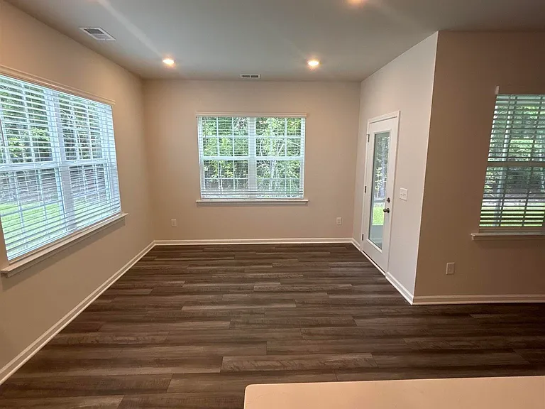138 Parkwood Ct — Photo 4