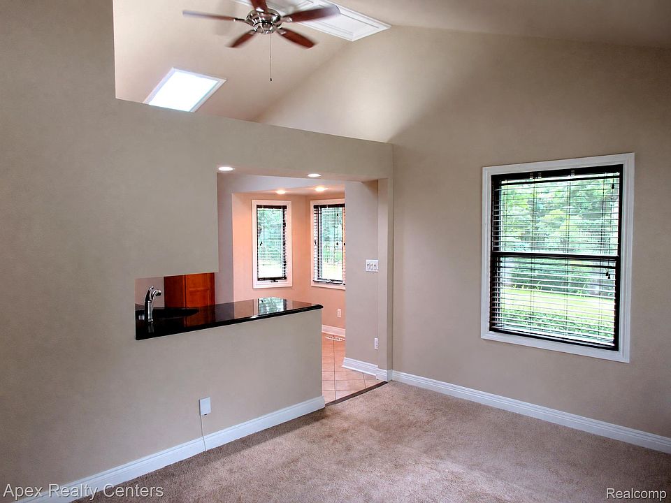 24808 Lauren Ave, photo 4