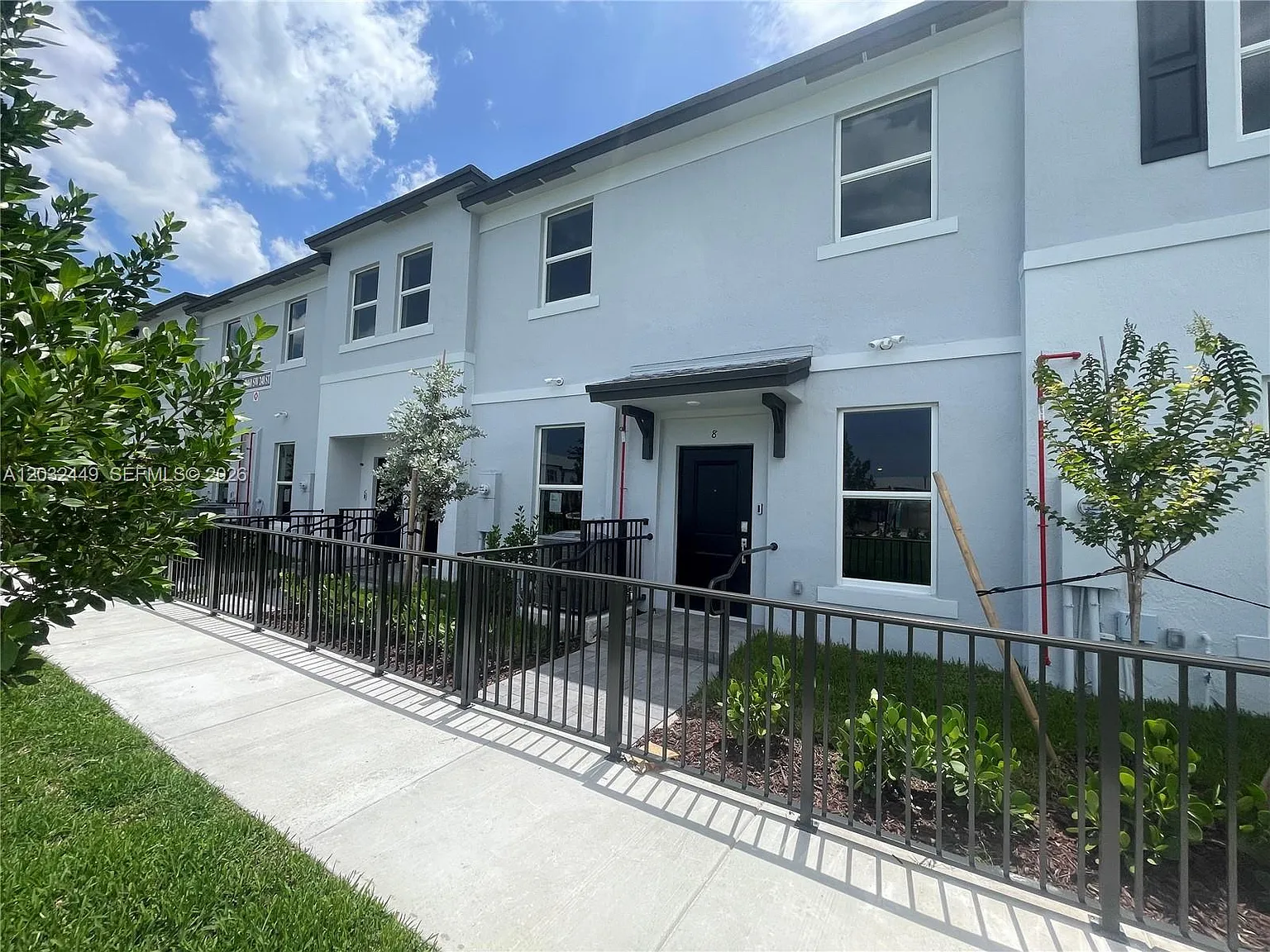 3 bed, 3.0 bath, 1323 sqft, $2,499 — Photo 2