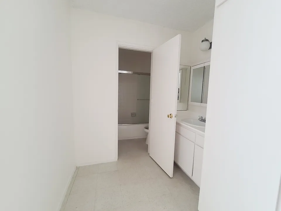 509 S Hobart Blvd #208