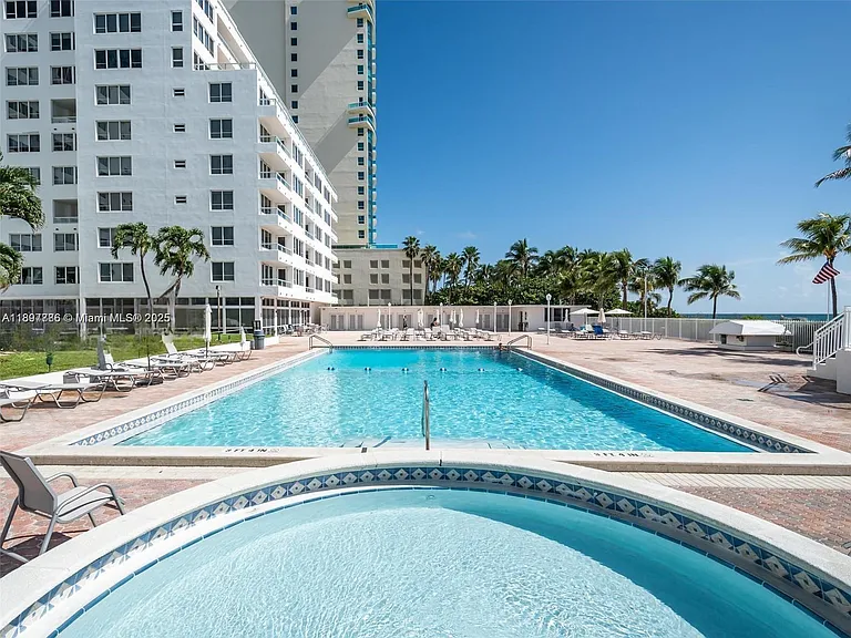 5005 Collins Ave #1523 — Photo 28