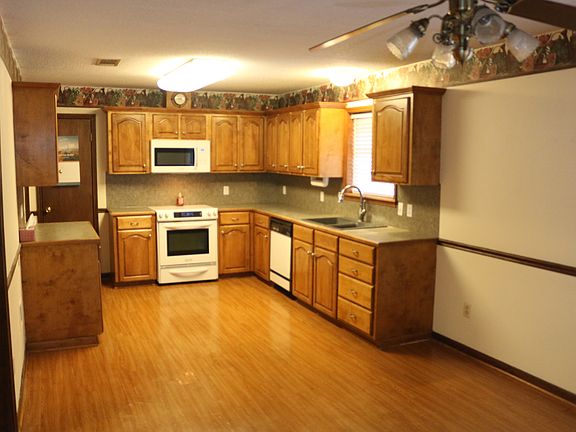 5th image of 212 Vanessa Ave