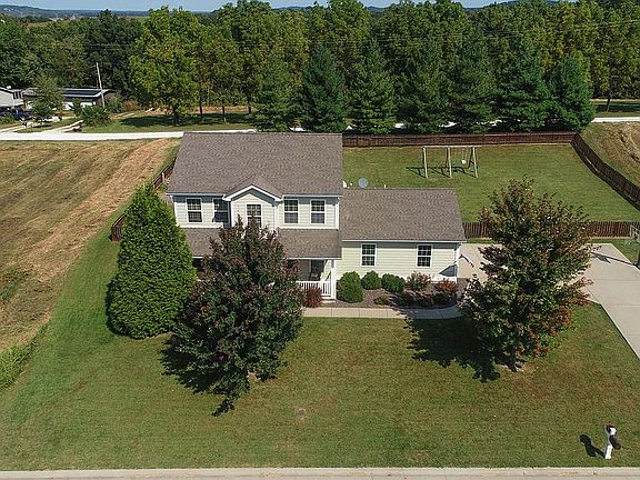 3rd image of 940 Lakeway Dr