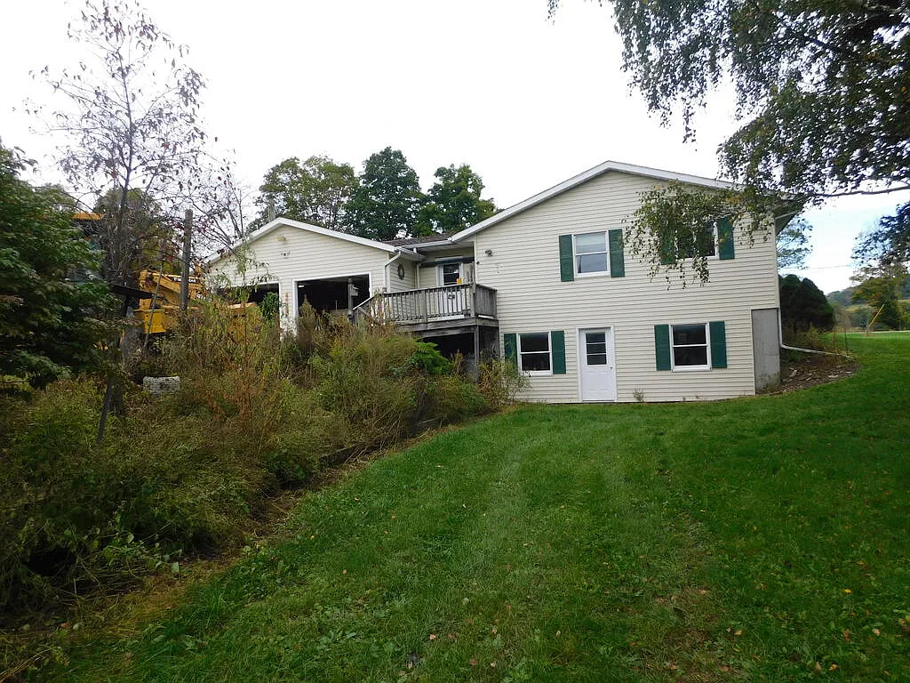 4 bed, 2.0 bath, 2000 sqft, $2,500 — Photo 2