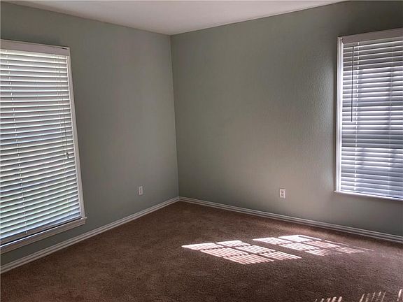 4th image of 834 Magnolia Dr