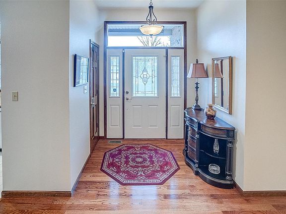 4th image of 28 Red Oak Dr