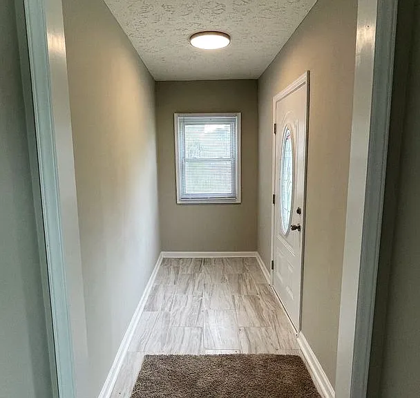 1095 Strathdon Ave — Photo 2
