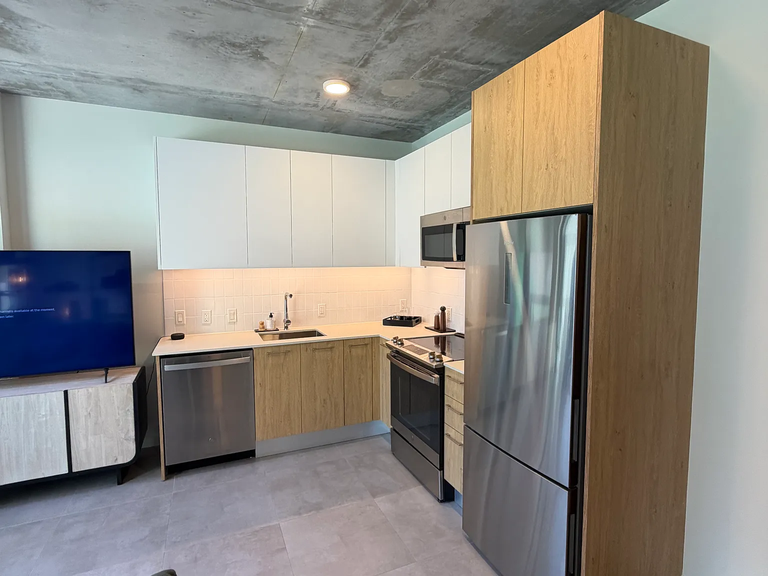Studio, 1.5 bath, 560 sqft, $2,049 — Photo 3