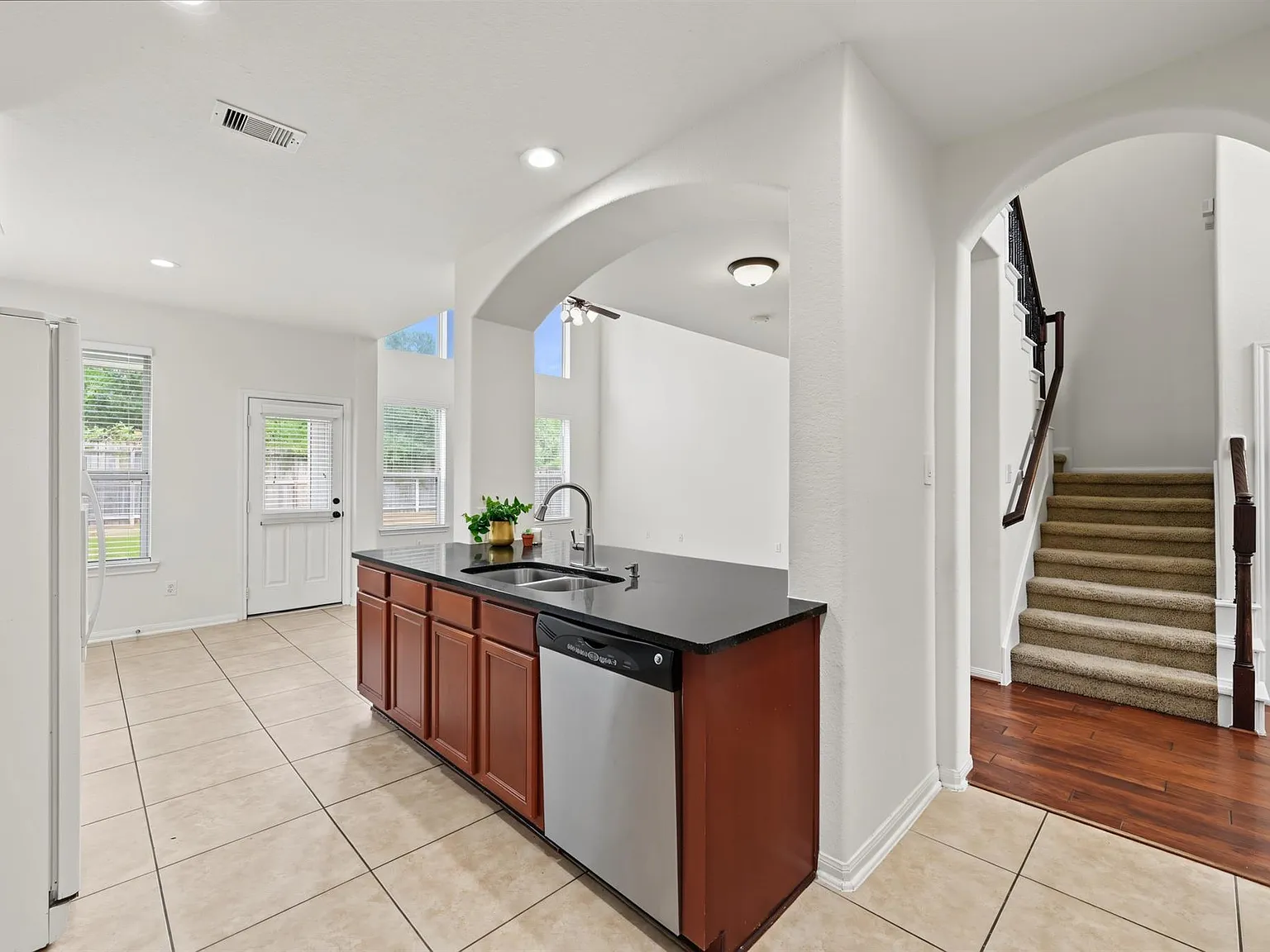 4 bed, 3.0 bath, 2781 sqft, $2,975 — Photo 3