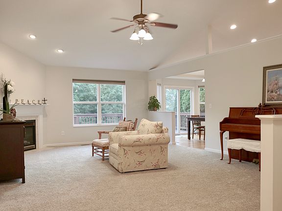2nd image of 1421 Lincoln Ct