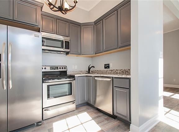 3rd image of 821 Dauphine St #B