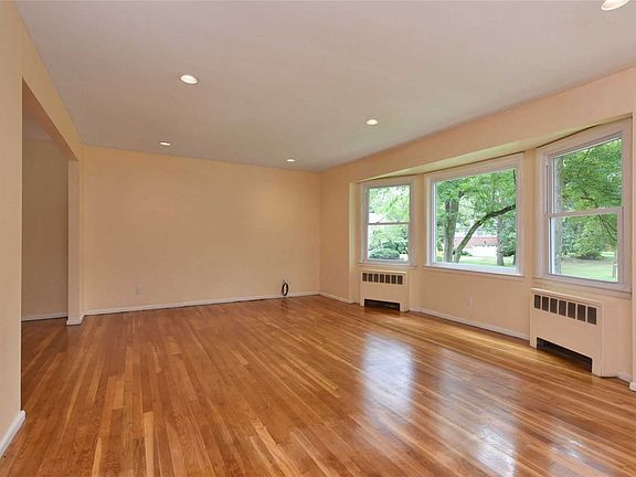 3rd image of 9 Hennessey Dr