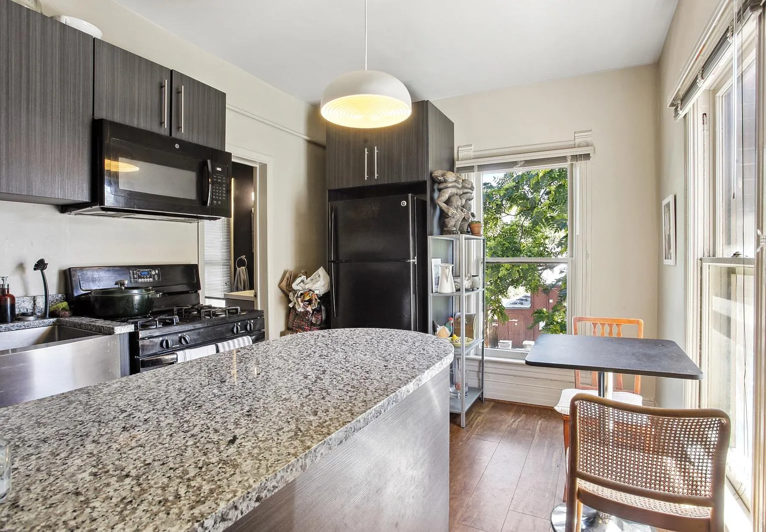 2 bed, 1250 sqft, $2,350 — Photo 2