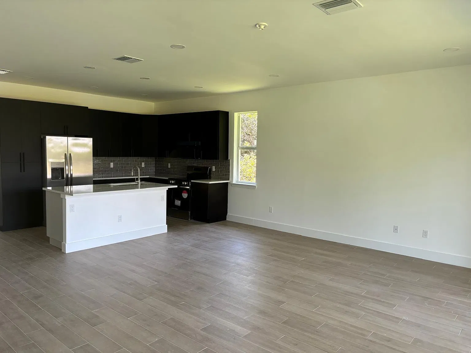 4 bed, 2.0 bath, 1736 sqft, $2,000 — Photo 4