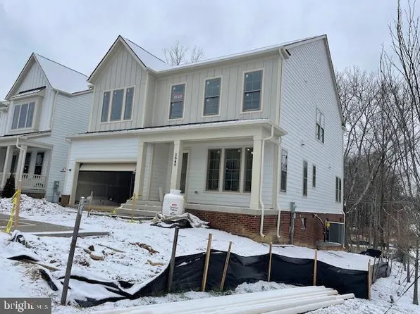 2940 County House Dr, Fairfax, VA 22031